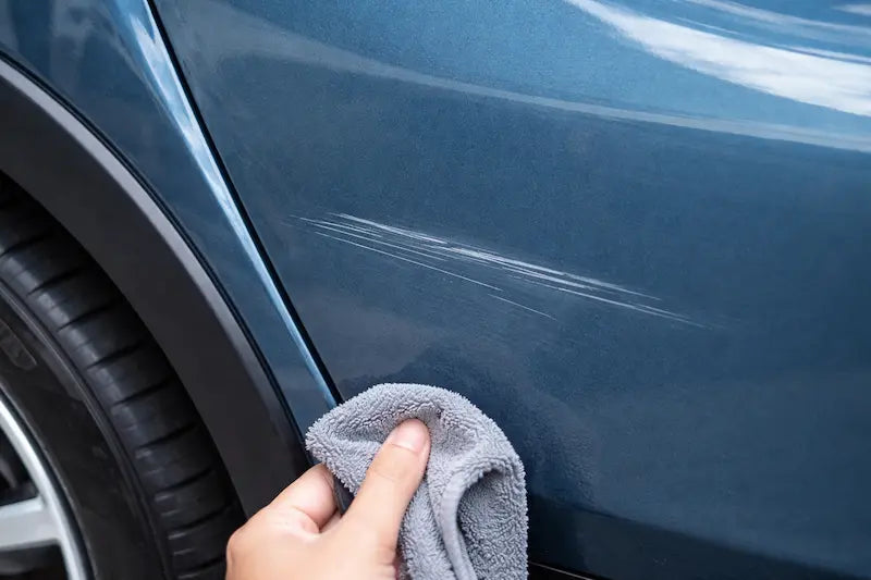 Micro-rayures visibles sur une carrosserie avant utilisation du stylo